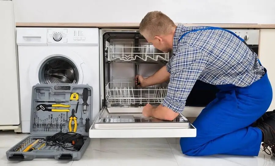 Kocaali Whirlpool servisi teknisyen ekibi beyaz eşya tamiri yaparken